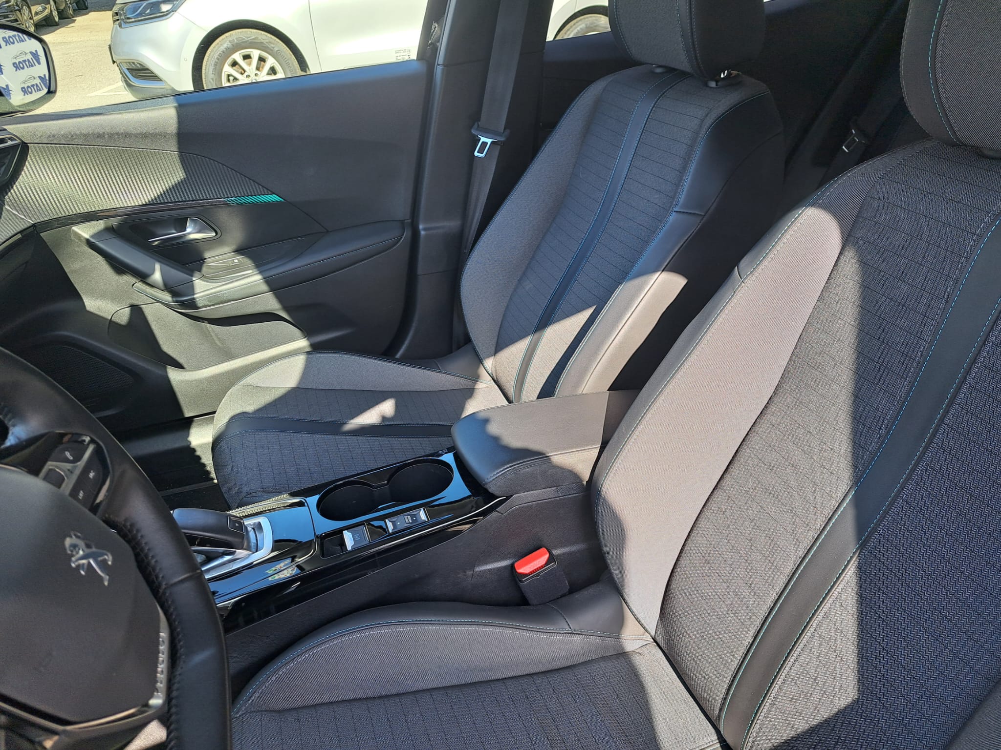 Peugeot 2008 1,2 | AUT.