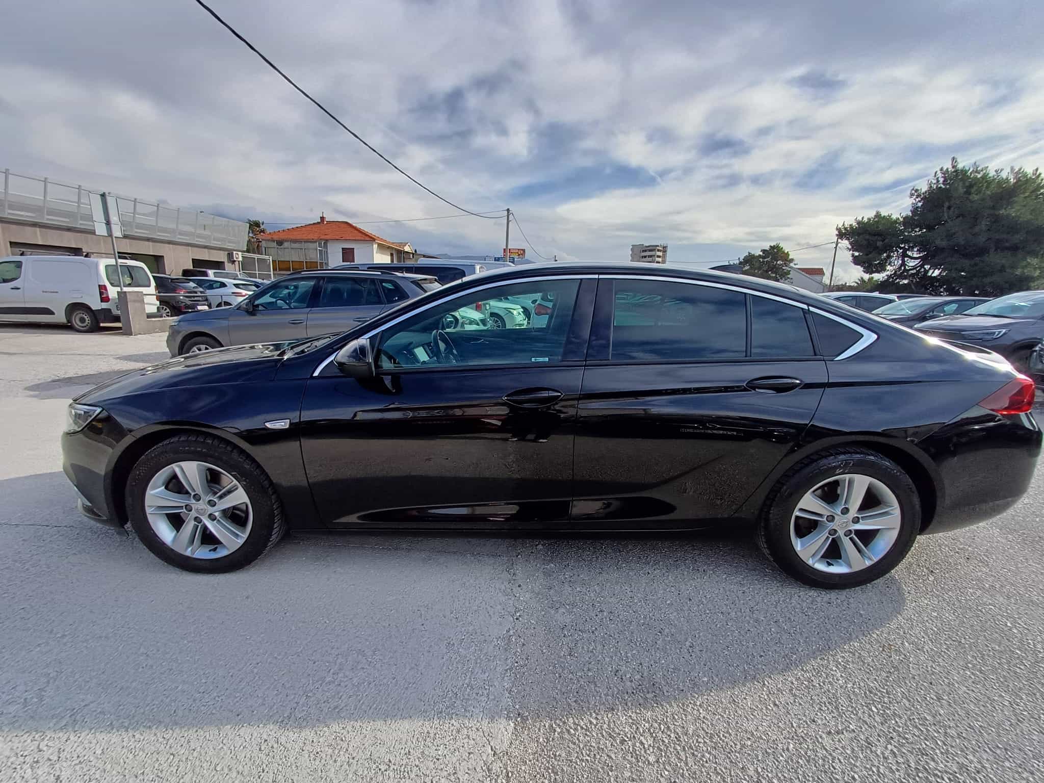 Opel Insignia 1,6 CDTI AUT. / HRV.