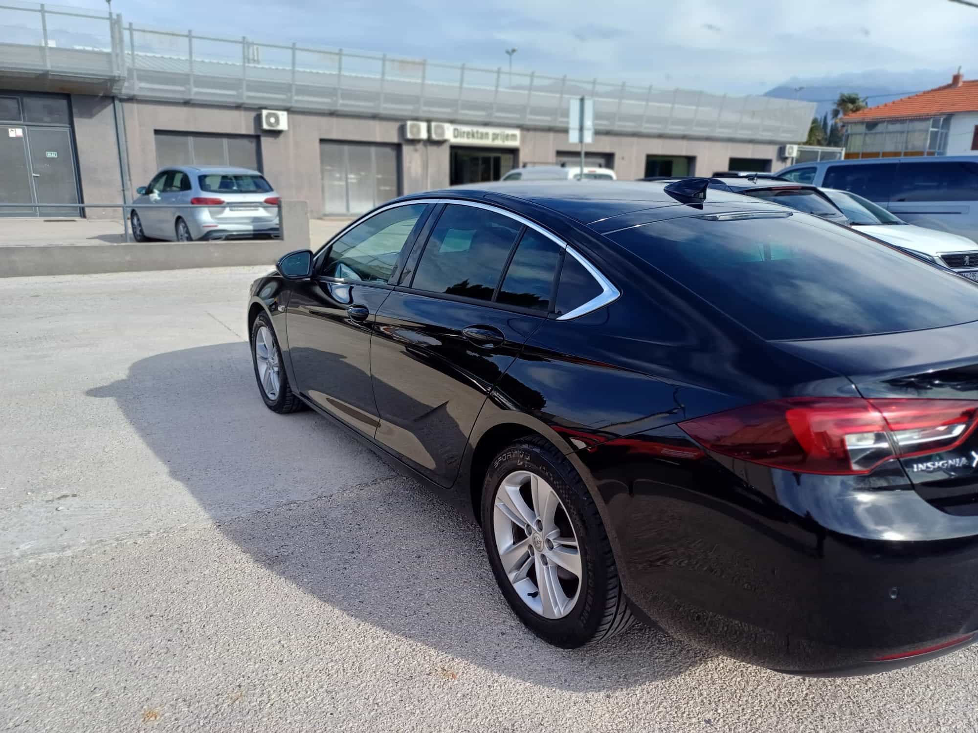Opel Insignia 1,6 CDTI AUT. / HRV.