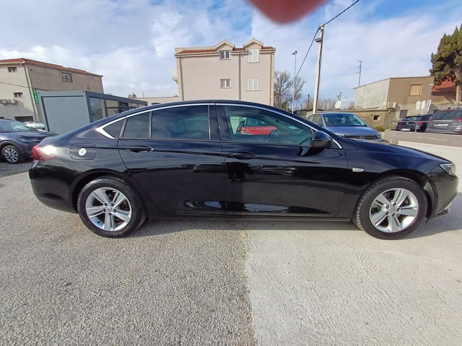 Opel Insignia 1,6 CDTI AUT. / HRV.